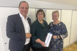 Iris Absenger-Hemli, Eva Skergeth-Lopic und m.W.